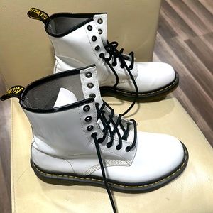 Womens doc MaRTeNS white sz9